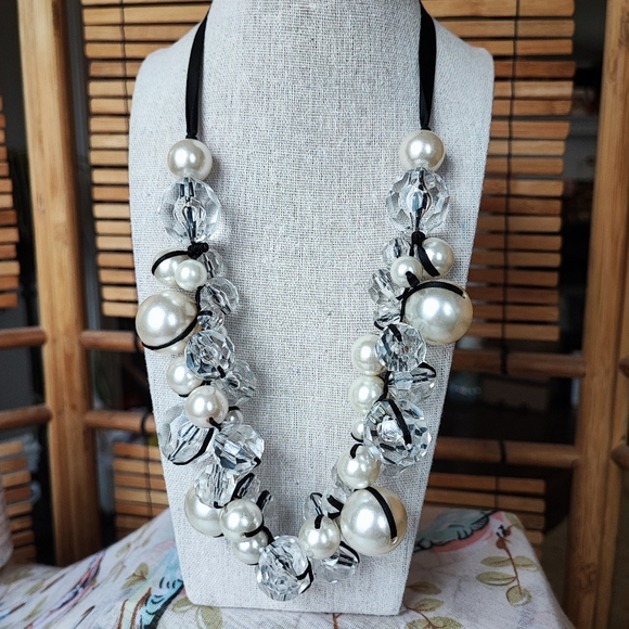 Lucite Clear Faceted Bubble Bauble Oversized Statement Necklace Faux Pearls - Picture 1 of 5